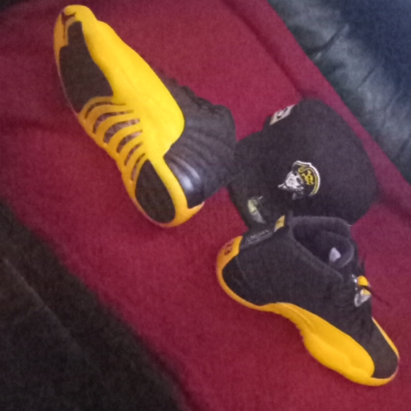 Black and university gold jordan retro 12 - Picture 4 of 4